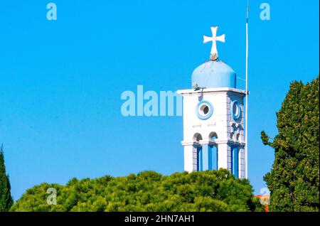 Das orthodoxe Kloster des Heiligen Nikolaus befindet sich auf zwei Inseln in Porto Lagos in der Nähe der Stadt Xanthi, Griechenland Stockfoto