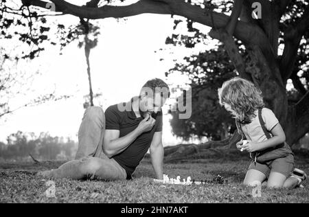 Elternschaft und Kindheit. Schachmatt. Zeit zusammen. Strategisch und taktisch. Tutorenschaft. Stockfoto