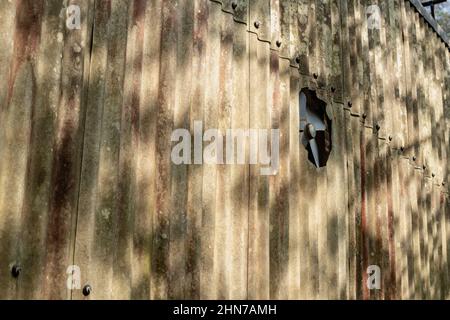 Altes Abluftgebläse aus Metall in einem verlassenen Gebäude Stockfoto