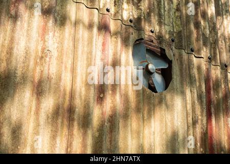 Altes Abluftgebläse aus Metall in einem verlassenen Gebäude Stockfoto