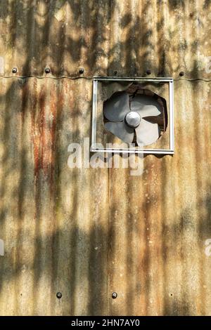 Altes Abluftgebläse aus Metall in einem verlassenen Gebäude Stockfoto
