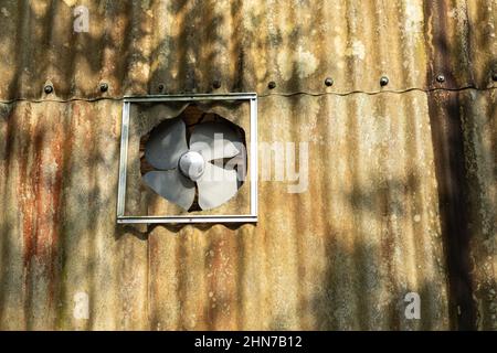 Altes Abluftgebläse aus Metall in einem verlassenen Gebäude Stockfoto