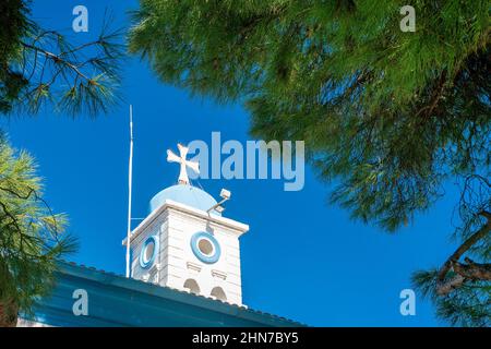 Orthodoxes Kloster von st. Nichola, auf zwei Inseln in porto lagos, in der Nähe der Stadt xanthi, griechenland. Schöne Sicht auf die Kirche durch die Fichte Stockfoto