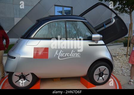 Microlino vollelektrisches Fahrzeug auf der Expo 2020 Dubai VAE - 1. Februar 2022. Stockfoto