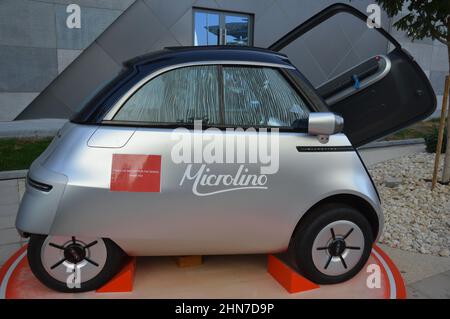 Microlino vollelektrisches Fahrzeug auf der Expo 2020 Dubai VAE - 1. Februar 2022. Stockfoto