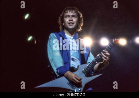 Gitarrist Mick Jones von der anglo-amerikanischen Band Foreigner, die 1985 in der Wembley Arena in London auftrat. Stockfoto