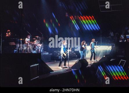 Die anglo-amerikanische Band Foreigner tritt 1985 in der Wembley Arena in London auf. Stockfoto