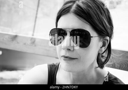 Frau mit Polizeisonnenbrille im Sommer Stockfoto