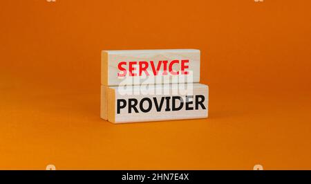 Service Provider-Symbol. Konzept Worte Dienstleister auf Holzblöcken auf einem schönen orangen Tisch orange Hintergrund. Business-Services und -Services Stockfoto