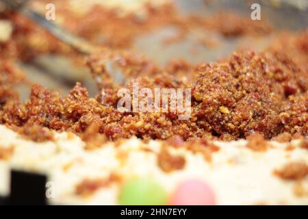 Asiatische traditionelle süße Gericht gajar ka halwa Karotten Süßigkeiten mit Khoya bekannt als berühmte Süßigkeiten von indien und Pakistan während der Wintersaison Stockfoto