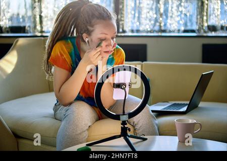 Beauty Vlogger zeichnet tägliche Make-up-Kurse mit handlichem und Ringlicht auf. Stockfoto