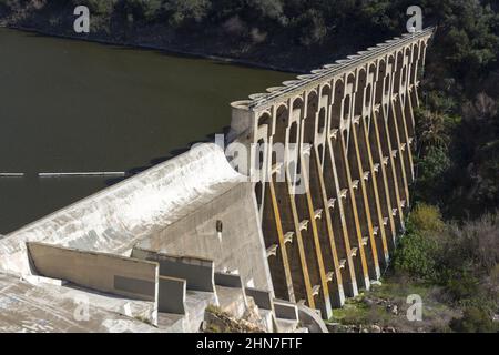 Hydroelektrischer Multiple Arch Concrete Dam Lake Hodges Aerial Blick vom San Dieguito River Park. Escondido, San Diego County Southern California Stockfoto