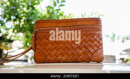 Nahaufnahme eines Teils der Ledertasche für Frauen Stockfoto