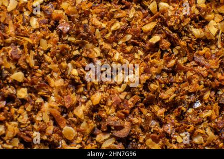 Lebensmittel Gewürze Nahaufnahme Fotografie, Aromen von kulturellen Speisen. Kochen mit Geschmack. Zerkleinerte rote Paprika in Nahaufnahme. Würzige Würze. Stockfoto