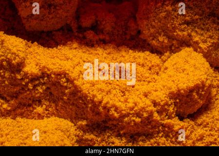 Lebensmittel Gewürze Nahaufnahme Fotografie, Aromen von kulturellen Speisen. Kochen mit Geschmack. Safran, orange Farbe auf Speisewürzen. Stockfoto