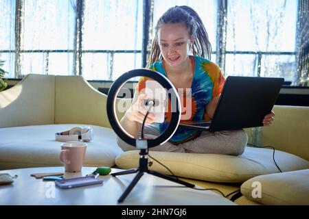 Ringlicht mit Handyhalterung für Beauty-Blogger während der Videoaufnahme. Stockfoto