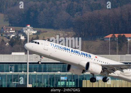 Zürich, Schweiz, 10. Februar 2022 Turkish Airlines Airbus A321-271NX starten von der Start- und Landebahn 28 Stockfoto