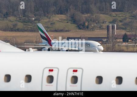 Zürich, Schweiz, 10. Februar 2022 Emirates Airbus A 380-861 rollt auf seine Position Stockfoto