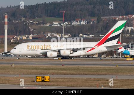 Zürich, Schweiz, 10. Februar 2022 Emirates Airbus A 380-861 rollt auf seine Position Stockfoto