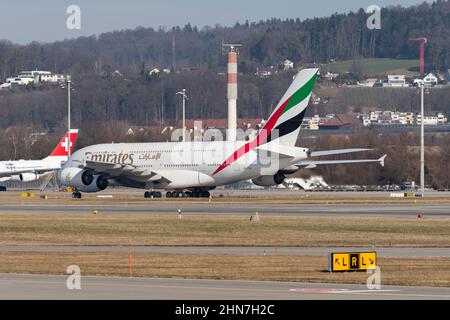 Zürich, Schweiz, 10. Februar 2022 Emirates Airbus A 380-861 rollt auf seine Position Stockfoto