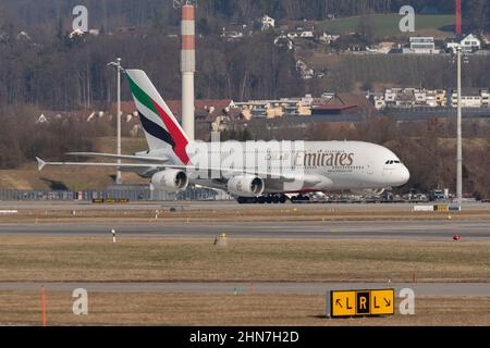 Zürich, Schweiz, 10. Februar 2022 Emirates Airbus A 380-861 rollt auf seine Position Stockfoto