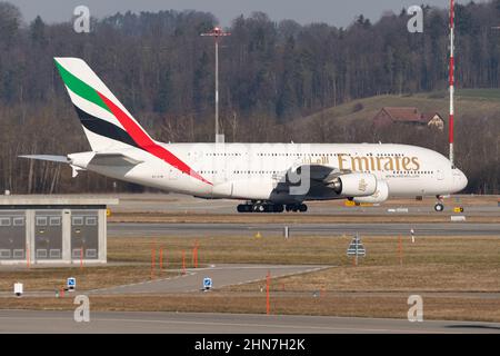 Zürich, Schweiz, 10. Februar 2022 Emirates Airbus A 380-861 rollt auf seine Position Stockfoto