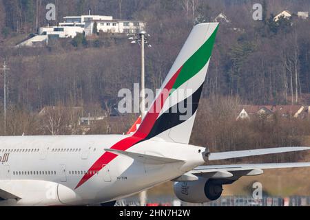 Zürich, Schweiz, 10. Februar 2022 Emirates Airbus A 380-861 rollt auf seine Position Stockfoto