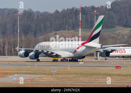 Zürich, Schweiz, 10. Februar 2022 Emirates Airbus A 380-861 rollt auf seine Position Stockfoto