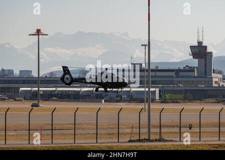 Zürich, Schweiz, 10. Februar 2022 Airbus H130 Hubschrauber auf dem internationalen Flughafen Stockfoto