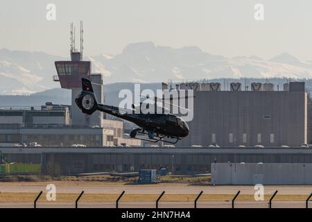 Zürich, Schweiz, 10. Februar 2022 Airbus H130 Hubschrauber auf dem internationalen Flughafen Stockfoto