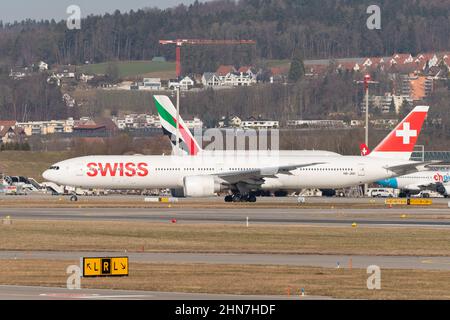 Zürich, Schweiz, 10. Februar 2022 die Boeing 777-300ER von Swiss International Airlines rollt auf der internationalen Flugbahn zu ihrer Start-Position Stockfoto