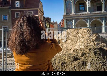 Posen, Wielkopolska, Polen. 14th. Februar 2022. Am Valentinstag in Posen. Im Bild: Die Renovierung des Alten Marktplatzes. (Bild: © Dawid Tatarkiewicz/ZUMA Press Wire) Stockfoto