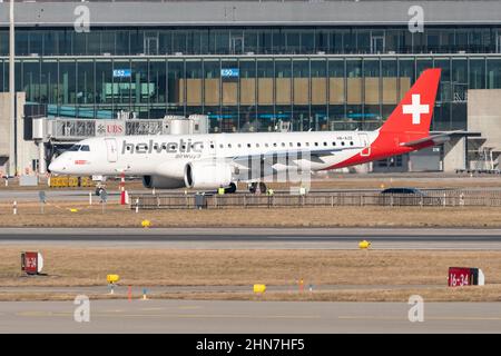 Zürich, Schweiz, 10. Februar 2022 Helvetic Airways Embraer E190 E2 rollt auf dem internationalen Flughafen Stockfoto