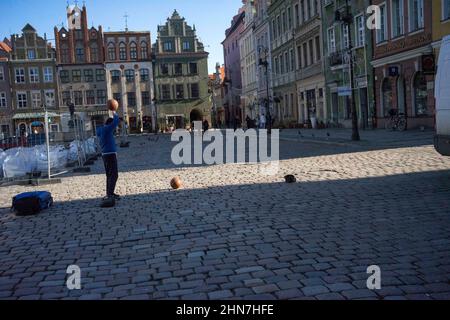 Posen, Wielkopolska, Polen. 14th. Februar 2022. Am Valentinstag in Posen. Auf dem Bild: Der junge Mann wirft eine Show mit Basketballbällen. (Bild: © Dawid Tatarkiewicz/ZUMA Press Wire) Stockfoto