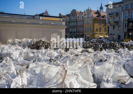 Posen, Wielkopolska, Polen. 14th. Februar 2022. Am Valentinstag in Posen. Im Bild: Die Renovierung des Alten Marktplatzes. (Bild: © Dawid Tatarkiewicz/ZUMA Press Wire) Stockfoto