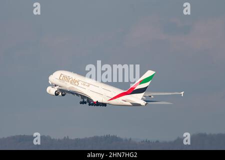 Zürich, Schweiz, 10. Februar 2022 Emirates Airbus A 380-861 startet von der Start- und Landebahn 32 Stockfoto