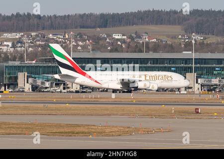 Zürich, Schweiz, 10. Februar 2022 Emirates Airbus A 380-861 rollt auf seine Position Stockfoto