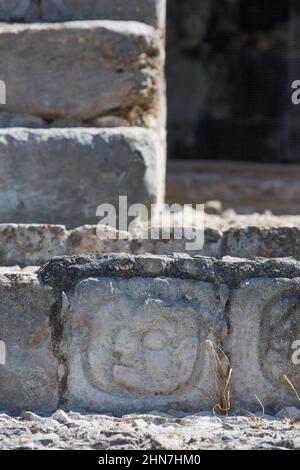 Stein Geschnitzte Hieroglyphen Treppe, Fünf-Geschichten-Tempel, Edzna Archäologische Zone, Campeche Staat, Mexiko Stockfoto