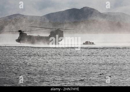 Ein US Army CH-47 Chinook, der dem U.S. Special Operations Command Europe zugewiesen wurde, landet im Mittelmeer, während er ein Joint Combined Exercise Training (JCET) mit griechischen Spezialeinheiten am 24. November 2021 in Athen, Griechenland, durchführt. Das JCET ist eine Demonstration griechischer Spezialkriegseinheiten und US-Spezialeinsatzkräfte, die sich für schnelle Eingreifenmissionen im gesamten Mittelmeer koordinieren. Stockfoto