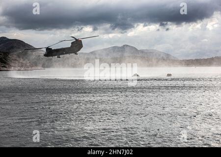 Ein US Army CH-47 Chinook, der dem U.S. Special Operations Command Europe zugewiesen wurde, landet im Mittelmeer, während er ein Joint Combined Exercise Training (JCET) mit griechischen Spezialeinheiten am 24. November 2021 in Athen, Griechenland, durchführt. Das JCET ist eine Demonstration griechischer Spezialkriegseinheiten und US-Spezialeinsatzkräfte, die sich für schnelle Eingreifenmissionen im gesamten Mittelmeer koordinieren. Stockfoto