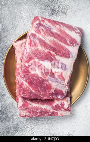 Rack mit rohen Schweineribs. Weißer Hintergrund. Draufsicht Stockfoto