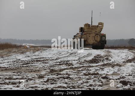 Bradley Fighting Vehicle (BFV) Crews der Charlie Company „Fighting Aces“, 2nd Bataillon 34th Panzerregiment, 1st Panzerbrigade Combat Team, 1st Infanterie Division, warten auf die Durchführung von Schießereien im Rahmen von Tabelle VI im Konotop Range, Drawsko Pomorskie, Polen, 29. Januar 2022. Der Qualifizierungsprozess umfasst sechs Tische, an denen die Fähigkeit der Crew als Team getestet wird, während sie sich für ihren BFV qualifizieren. (USA Armee-Foto von SPC. Hedil Hernández) Stockfoto