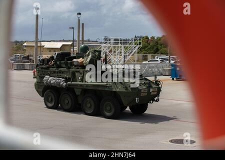 Ein Stryker-Kampffahrzeug der US-Armee kommt zu einer Trainingsübung auf dem Marinestützpunkt Guam, 9. Februar 2022. Die ersten Soldaten des amerikanischen Korps führten ein Roll-on-Roll-off-Training an Bord der USNS-Stadt Bismarck durch, das Teil einer Trainingsübung war, die die Bereitschaft verbesserte, die gemeinsame Interoperabilität zeigte und verteilte Missionsbefehle im Pazifik ausübte. (USA Armee-Foto von SPC. Jailene Bautista, 5th Mobile Public Affairs Detachment) Stockfoto