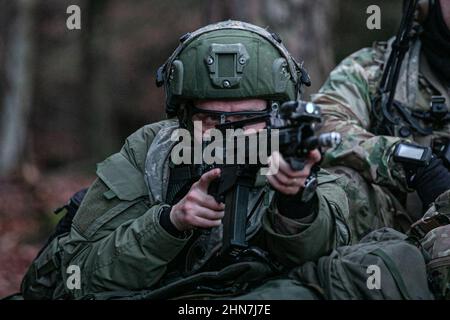 Ein litauischer Soldat der Nationalen Freiwilligenverteidigungskräfte (KASP) zieht während der kombinierten Entschlossenheit XVI mit Mitgliedern der 10th U.S. Army Special Forces Group in Hohenfels, Deutschland, am 7. Dezember 2021 die Sicherheit. Combined Resolve XVI ist ein 7th Army Training Command Event, das die Fähigkeit zur Durchführung komplexer Operationen bewertet und gleichzeitig die Interoperabilität mit konventionellen Kräften verbessert. (USA Armeefoto von Sgt. Stanford Toran) Stockfoto