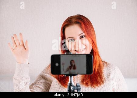 Junge Bloggerin Influencer zeichnet Video für ihren Vlog auf. Moderne Geschäftsfrau führenden Online-Stream. Social-Media-Konzept, Online-Kurse. Stockfoto