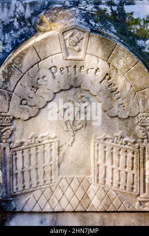 Ein Grabstein zeigt ein Bild der Himmelstore und die Inschrift „Peace Perfect Peace“ auf dem Dauphin Island Cemetery in Dauphin Island, Alabama. Stockfoto