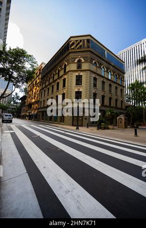 Der Fußgängerüberweg in der Innenstadt von Honolulu befindet sich vor einem alten Architekturgebäude Stockfoto