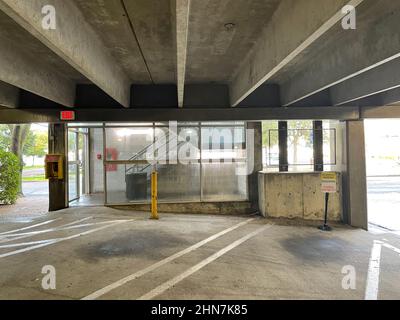 Augusta, GA USA - 12 13 21: Parkhaus Deck Parktreppe gut Stockfoto