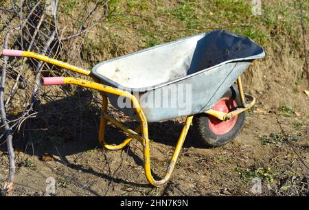 Gartenwagen steht auf dem Gras Stockfoto