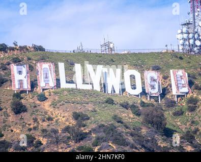 Los Angeles, CA, USA - 14. Februar 2022: Crews ändern die Buchstaben des legendären Hollywood-Zeichens, um ‘Rams House’ zu lesen, nachdem die LA Rams den Super Bowl gewonnen HABEN Stockfoto